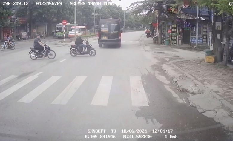 Xe kh&aacute;ch ch&egrave;n &eacute;p nhau tr&ecirc;n đường, người d&acirc;n hốt hoảng leo vỉa h&egrave; để tr&aacute;nh- Ảnh 4.