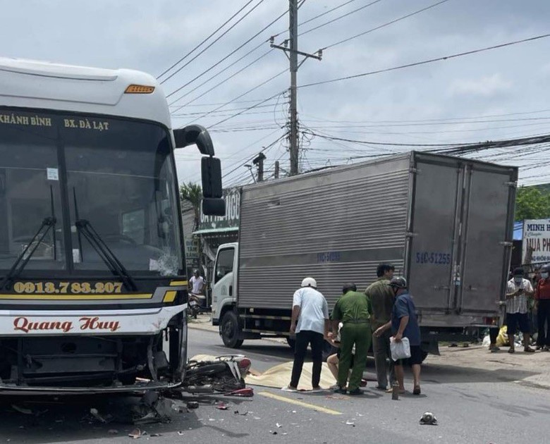 Long An: Va chạm xe kh&aacute;ch giường nằm, 2 người đi xe m&aacute;y tử vong- Ảnh 1.