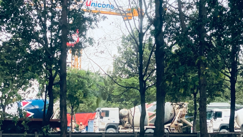 Đo&agrave;n xe b&ecirc; t&ocirc;ng đỗ bất chấp biển cấm bị CSGT xử phạt- Ảnh 2.