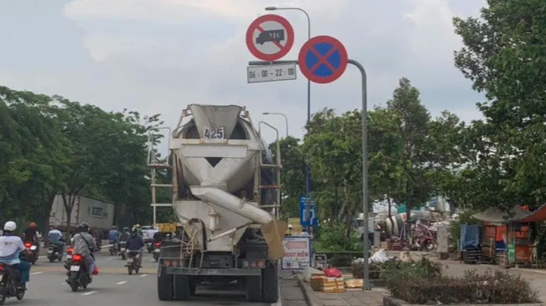 Đo&agrave;n xe b&ecirc; t&ocirc;ng đỗ bất chấp biển cấm bị CSGT xử phạt- Ảnh 3.