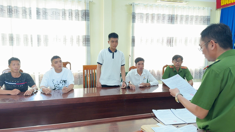 Bắt 4 thanh niên ở An Giang dùng dao chém người trong quán nhậu- Ảnh 1. Bắt 4 thanh niên ở An Giang dùng dao chém người trong quán nhậu- Ảnh 1.