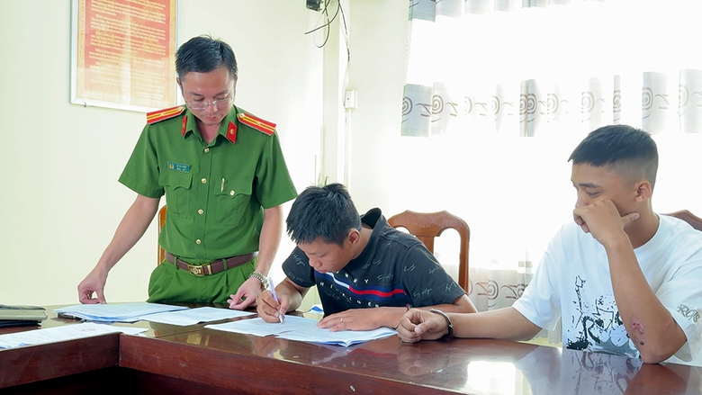 Bắt 4 thanh niên ở An Giang dùng dao chém người trong quán nhậu- Ảnh 2. Bắt 4 thanh niên ở An Giang dùng dao chém người trong quán nhậu- Ảnh 2.