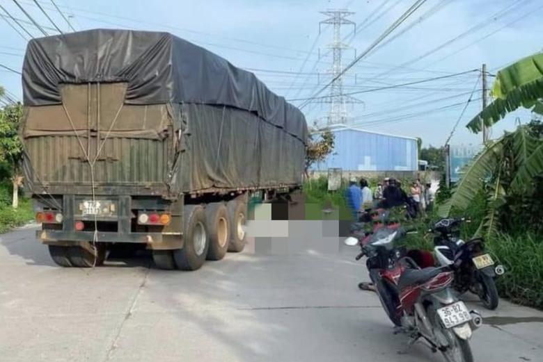 Va chạm giữa xe đạp điện v&agrave; xe đầu k&eacute;o, b&eacute; 4 tuổi tử vong tại chỗ- Ảnh 1.