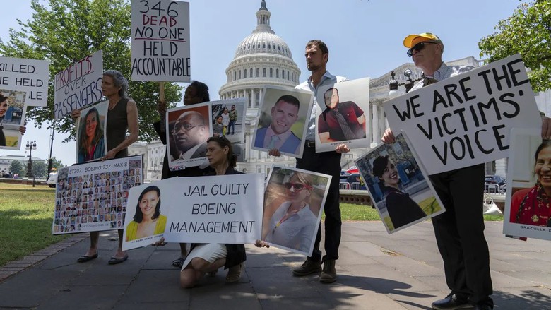 Thân nhân nạn nhân 2 vụ rơi máy bay đòi Bộ Tư pháp Mỹ phạt Boeing 24 tỷ USD- Ảnh 1. Thân nhân nạn nhân 2 vụ rơi máy bay đòi Bộ Tư pháp Mỹ phạt Boeing 24 tỷ USD- Ảnh 1.