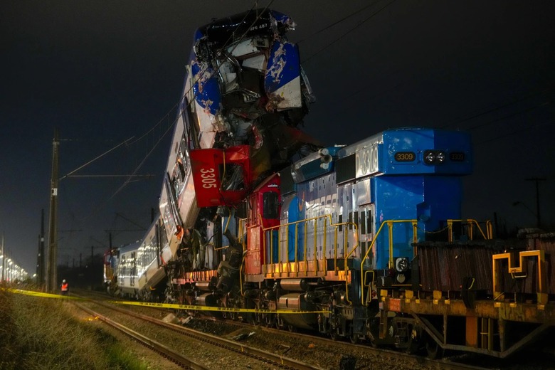 T&agrave;u kh&aacute;ch đ&acirc;m mạnh, đ&egrave; l&ecirc;n n&oacute;c t&agrave;u hỏa, nhiều thương vong- Ảnh 2.