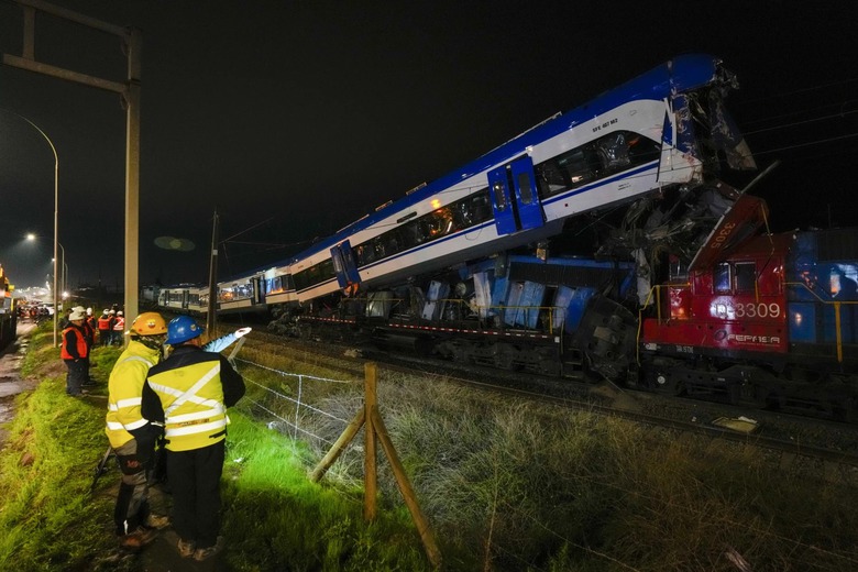 T&agrave;u kh&aacute;ch đ&acirc;m mạnh, đ&egrave; l&ecirc;n n&oacute;c t&agrave;u hỏa, nhiều thương vong- Ảnh 1.