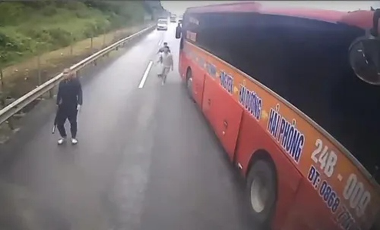 Xe kh&aacute;ch chặn đầu xe tải, h&agrave;nh hung t&agrave;i xế giữa cao tốc Nội B&agrave;i - L&agrave;o Cai- Ảnh 1.