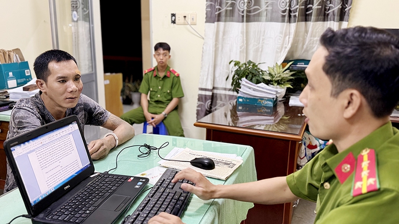 Tạm giam 2 đối tượng chống người thi h&agrave;nh c&ocirc;ng vụ ở An Giang - Ảnh 2.