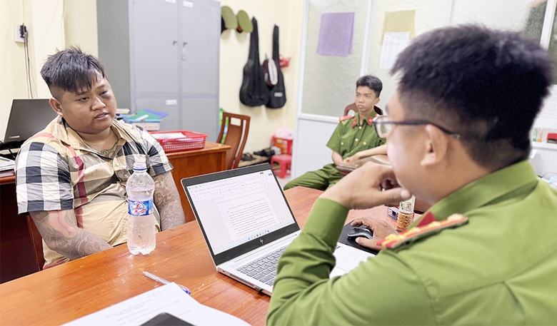 Tạm giam 2 đối tượng chống người thi h&agrave;nh c&ocirc;ng vụ ở An Giang - Ảnh 1.