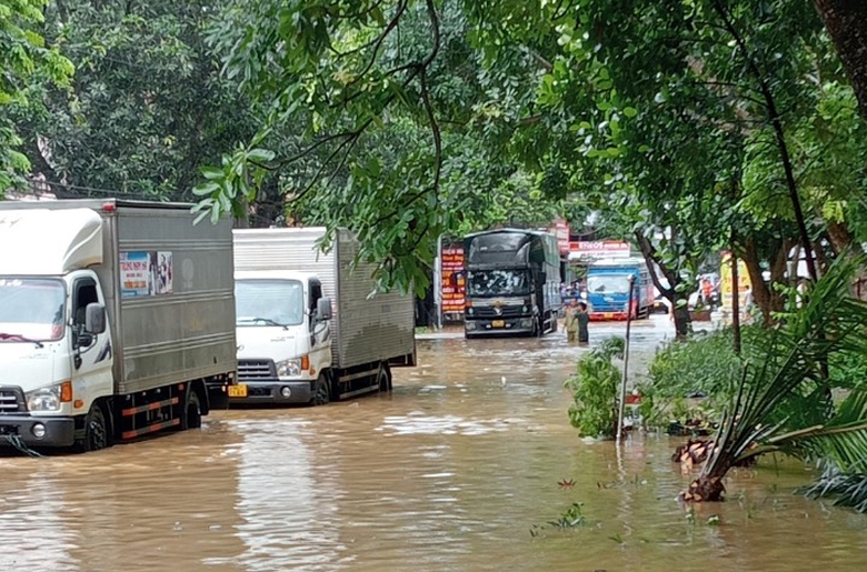 Mưa dông gây ngập quốc lộ 4E qua Lào Cai, giao thông ách tắc gần 2 tiếng- Ảnh 1. Mưa dông gây ngập quốc lộ 4E qua Lào Cai, giao thông ách tắc gần 2 tiếng- Ảnh 1.