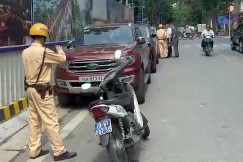 Qua nguồn tin của người d&acirc;n, hơn 1.300 t&agrave;i xế vi phạm bị CSGT H&agrave; Nội xử phạt- Ảnh 1.