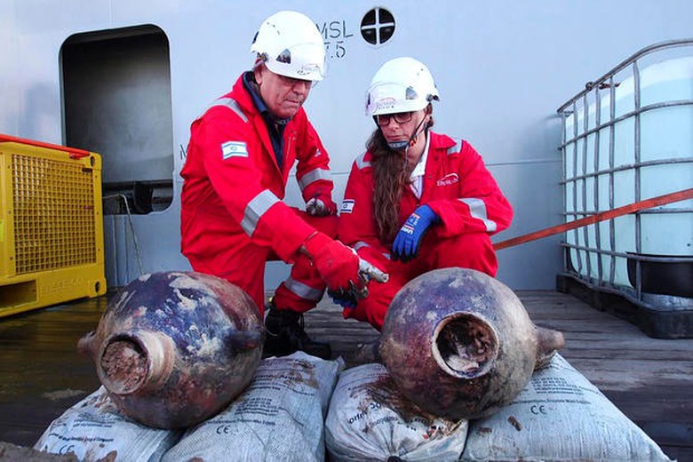 Các chuyên gia sử dụng nhiều trang thiết bị đặc biệt đưa hai bình amphora lên khỏi mặt nước nhưng vẫn đảm bảo tính nguyên vẹn của hai chiếc bình và những cổ vật xung quanh. (Ảnh: Cơ quan Cổ vật Israel) Các chuyên gia sử dụng nhiều trang thiết bị đặc biệt đưa hai bình amphora lên khỏi mặt nước nhưng vẫn đảm bảo tính nguyên vẹn của hai chiếc bình và những cổ vật xung quanh. (Ảnh: Cơ quan Cổ vật Israel)