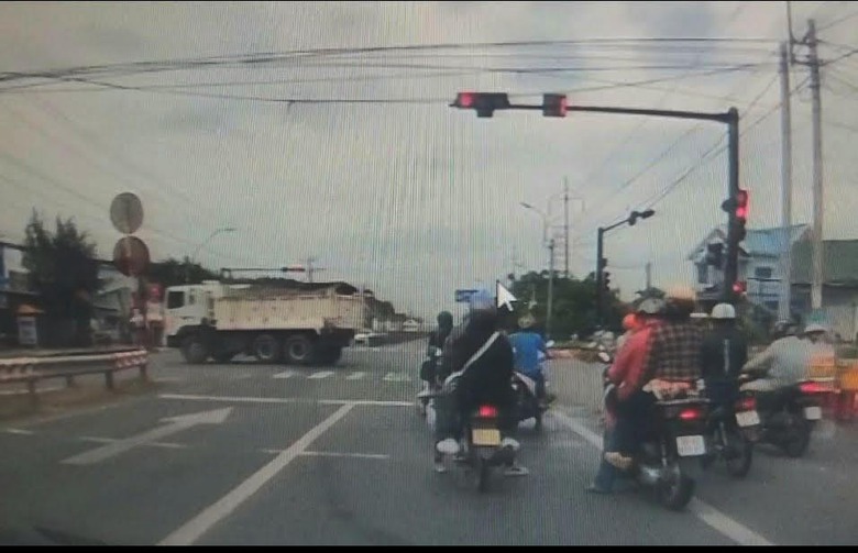 Tước giấy ph&eacute;p l&aacute;i xe t&agrave;i xế xe ben vượt đ&egrave;n đỏ tr&ecirc;n quốc lộ 1- Ảnh 1.