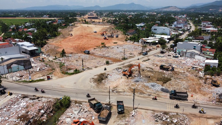 Gỡ điểm nghẽn mặt bằng lớn nhất tr&ecirc;n cao tốc Quảng Ng&atilde;i - Ho&agrave;i Nhơn- Ảnh 1.