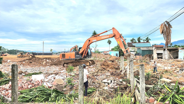 Gỡ điểm nghẽn mặt bằng lớn nhất tr&ecirc;n cao tốc Quảng Ng&atilde;i - Ho&agrave;i Nhơn- Ảnh 3.