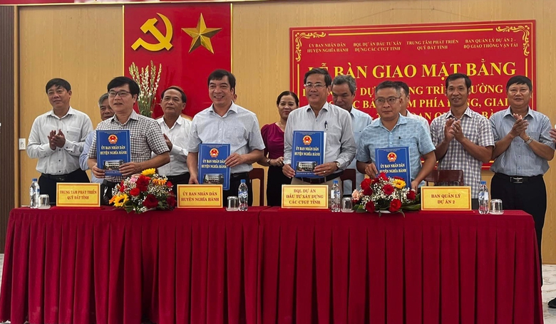 Gỡ điểm nghẽn mặt bằng lớn nhất tr&ecirc;n cao tốc Quảng Ng&atilde;i - Ho&agrave;i Nhơn- Ảnh 14.