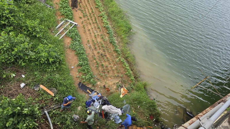 Đ&acirc;m g&atilde;y lan can cầu, đầu xe k&eacute;o rơi xuống đất, sơ-mi rơ-mo&oacute;c vắt vẻo tr&ecirc;n th&agrave;nh- Ảnh 4.