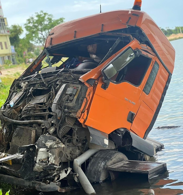 Đ&acirc;m g&atilde;y lan can cầu, đầu xe k&eacute;o rơi xuống đất, sơ-mi rơ-mo&oacute;c vắt vẻo tr&ecirc;n th&agrave;nh- Ảnh 5.