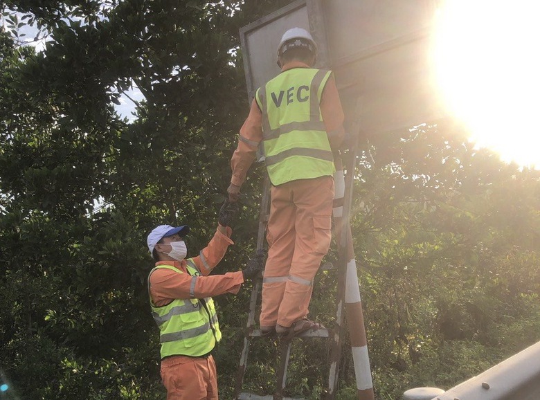 Khắc phục biển b&aacute;o mờ, bong tr&oacute;c tr&ecirc;n cao tốc Đ&agrave; Nẵng - Quảng Ng&atilde;i- Ảnh 9.