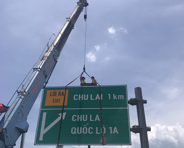 Khắc phục biển b&aacute;o mờ, bong tr&oacute;c tr&ecirc;n cao tốc Đ&agrave; Nẵng - Quảng Ng&atilde;i- Ảnh 5.