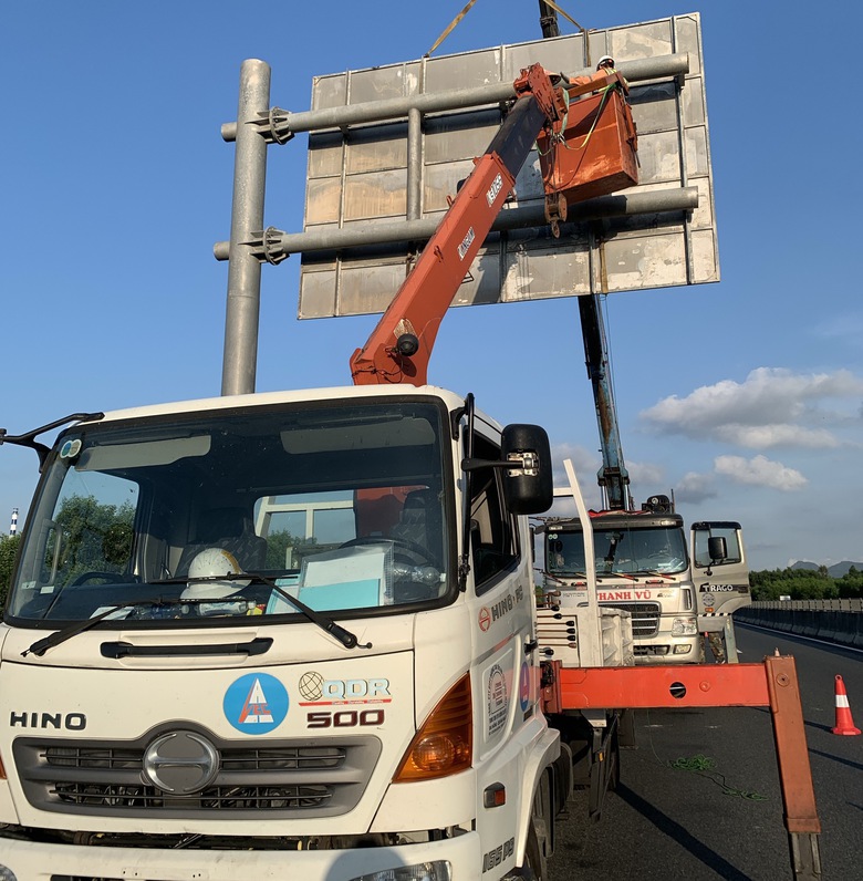 Khắc phục biển b&aacute;o mờ, bong tr&oacute;c tr&ecirc;n cao tốc Đ&agrave; Nẵng - Quảng Ng&atilde;i- Ảnh 7.