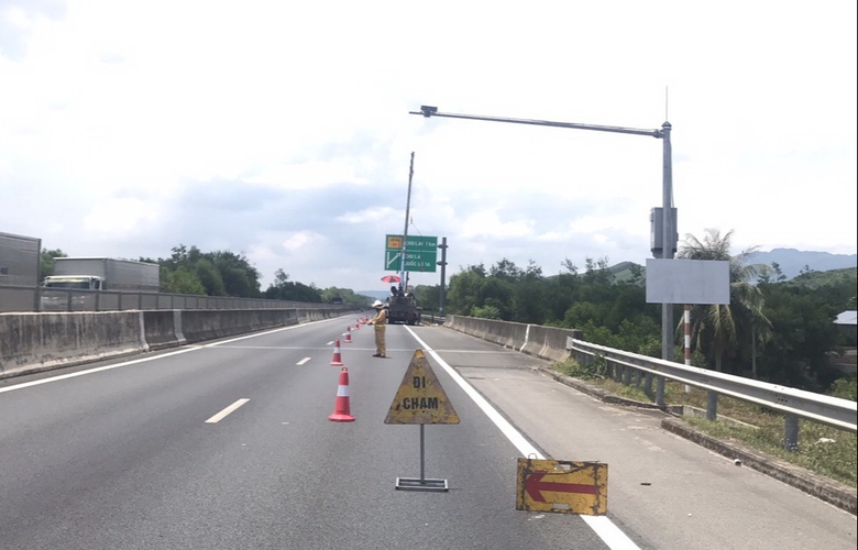 Khắc phục biển b&aacute;o mờ, bong tr&oacute;c tr&ecirc;n cao tốc Đ&agrave; Nẵng - Quảng Ng&atilde;i- Ảnh 2.