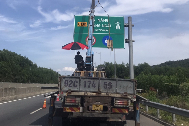 Khắc phục biển b&aacute;o mờ, bong tr&oacute;c tr&ecirc;n cao tốc Đ&agrave; Nẵng - Quảng Ng&atilde;i- Ảnh 3.