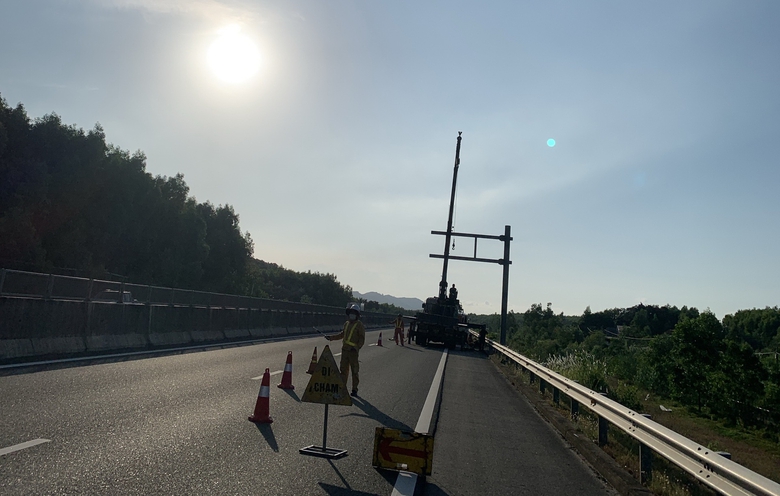 Khắc phục biển b&aacute;o mờ, bong tr&oacute;c tr&ecirc;n cao tốc Đ&agrave; Nẵng - Quảng Ng&atilde;i- Ảnh 4.