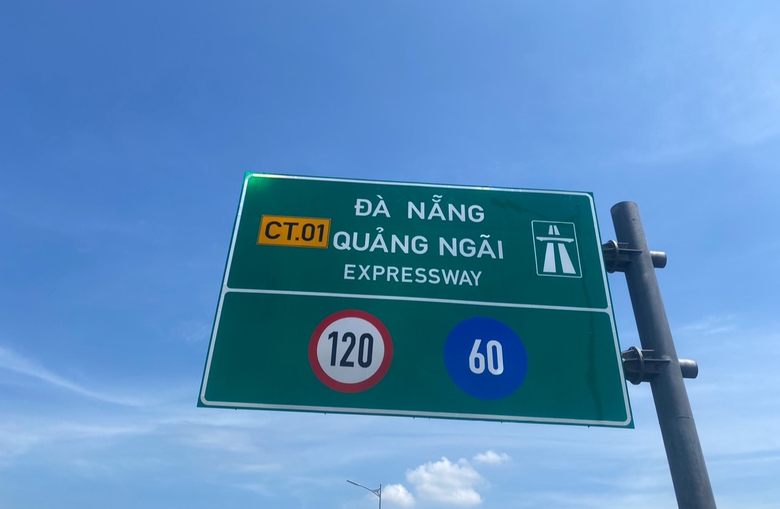 Khắc phục biển b&aacute;o mờ, bong tr&oacute;c tr&ecirc;n cao tốc Đ&agrave; Nẵng - Quảng Ng&atilde;i- Ảnh 1.