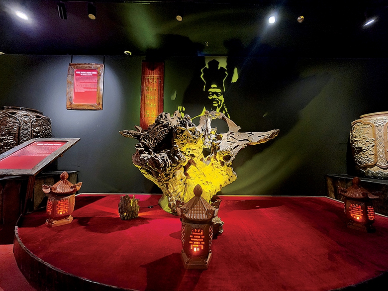 T&aacute;c giả m&oacute;n qu&agrave; tặng Tổng thống Putin kể chuyện lịch sử qua b&oacute;ng lũa- Ảnh 3.