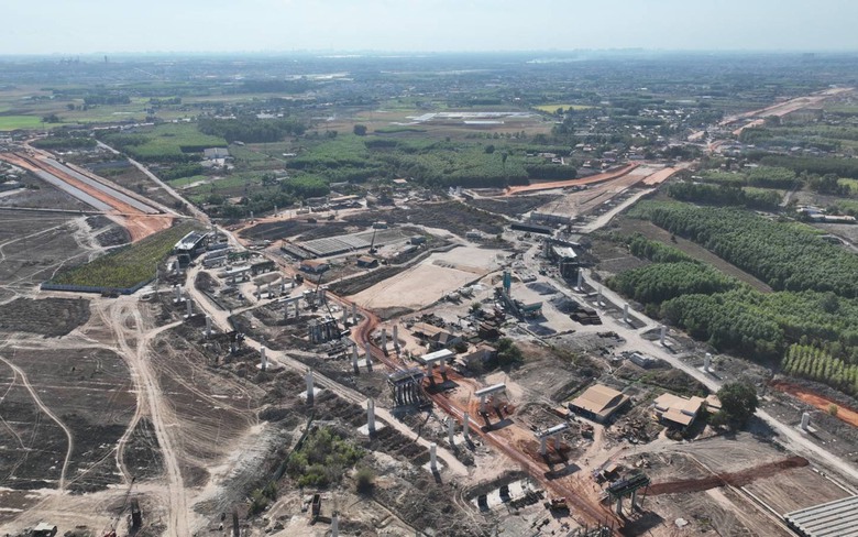 B&agrave;n giao to&agrave;n bộ mặt bằng l&agrave;m đường kết nối s&acirc;n bay Long Th&agrave;nh