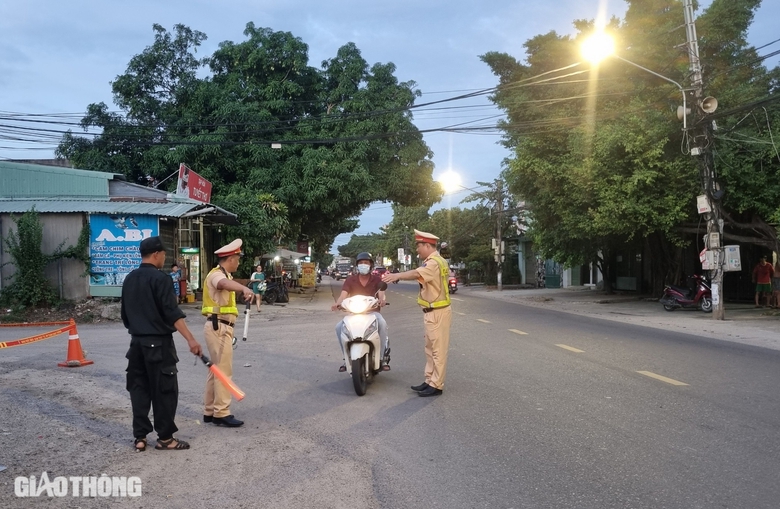 3 người uống 1 lít rượu, người đàn ông dính nồng độ cồn kịch khung- Ảnh 1. 3 người uống 1 lít rượu, người đàn ông dính nồng độ cồn kịch khung- Ảnh 1.