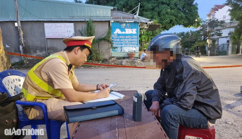 3 người uống 1 lít rượu, người đàn ông dính nồng độ cồn kịch khung- Ảnh 3. 3 người uống 1 lít rượu, người đàn ông dính nồng độ cồn kịch khung- Ảnh 3.