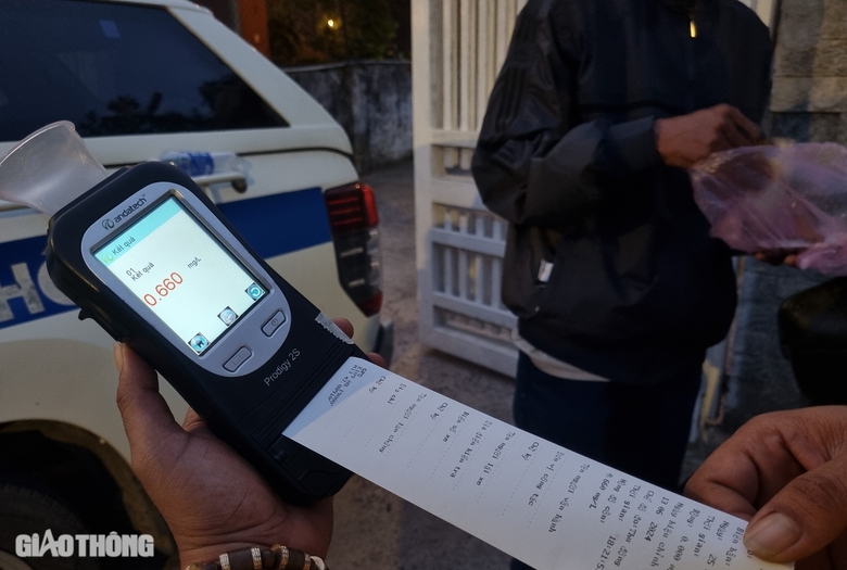 3 người uống 1 lít rượu, người đàn ông dính nồng độ cồn kịch khung- Ảnh 4. 3 người uống 1 lít rượu, người đàn ông dính nồng độ cồn kịch khung- Ảnh 4.