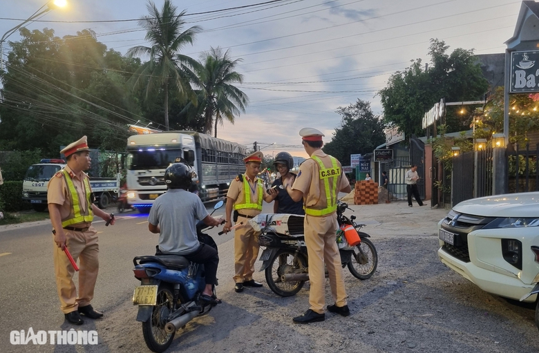 3 người uống 1 lít rượu, người đàn ông dính nồng độ cồn kịch khung- Ảnh 5. 3 người uống 1 lít rượu, người đàn ông dính nồng độ cồn kịch khung- Ảnh 5.