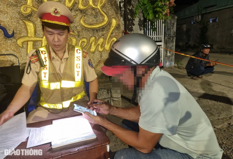 3 người uống 1 lít rượu, người đàn ông dính nồng độ cồn kịch khung- Ảnh 6. 3 người uống 1 lít rượu, người đàn ông dính nồng độ cồn kịch khung- Ảnh 6.