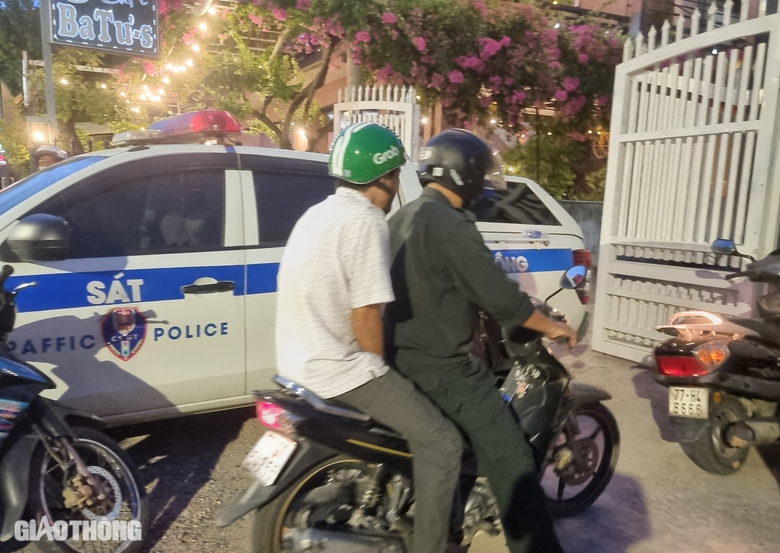 3 người uống 1 lít rượu, người đàn ông dính nồng độ cồn kịch khung- Ảnh 9. 3 người uống 1 lít rượu, người đàn ông dính nồng độ cồn kịch khung- Ảnh 9.