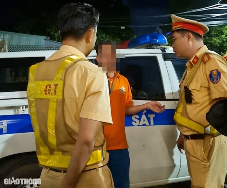 3 người uống 1 lít rượu, người đàn ông dính nồng độ cồn kịch khung- Ảnh 7. 3 người uống 1 lít rượu, người đàn ông dính nồng độ cồn kịch khung- Ảnh 7.