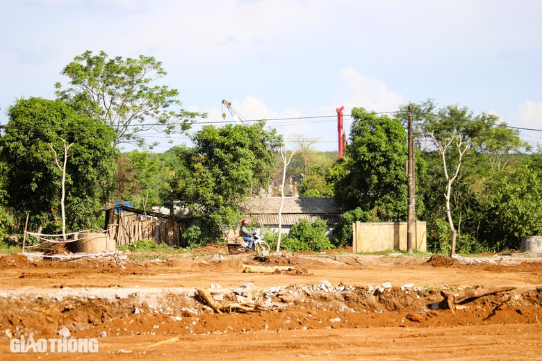 Nhiều nút thắt mặt bằng cao tốc Vạn Ninh - Cam Lộ đã được tháo gỡ- Ảnh 2. Nhiều nút thắt mặt bằng cao tốc Vạn Ninh - Cam Lộ đã được tháo gỡ- Ảnh 2.