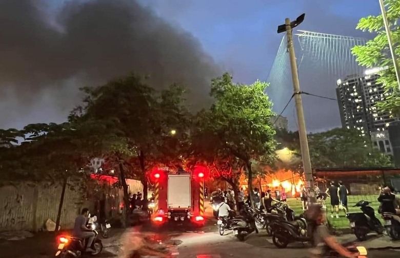 H&agrave; Nội: Ch&aacute;y qu&aacute;n ăn tại quận Cầu Giấy, người d&acirc;n hoảng loạn- Ảnh 1.