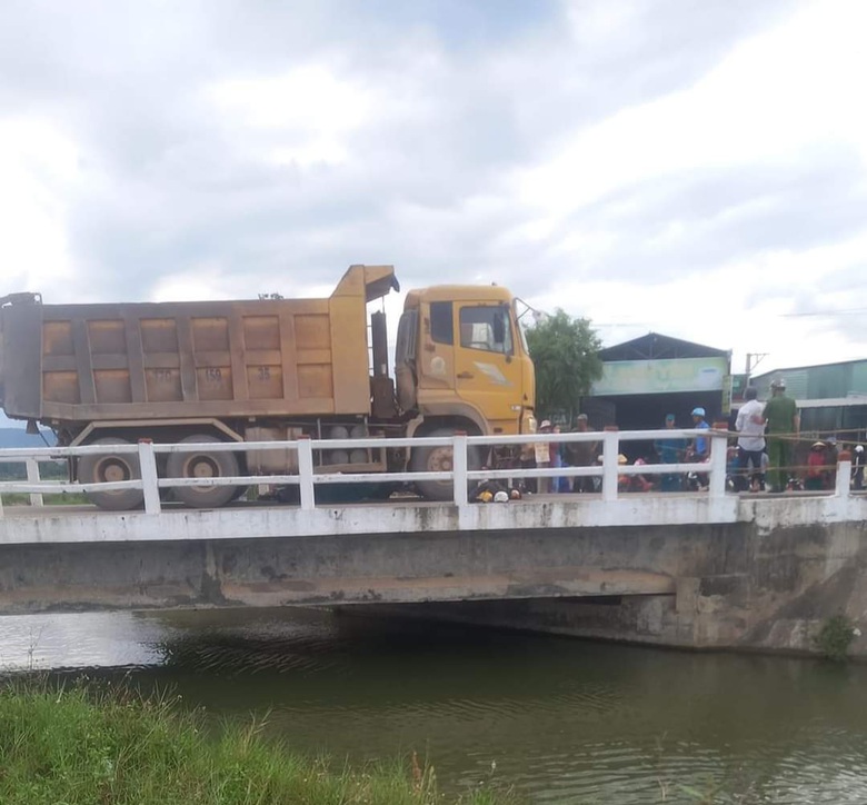 Xe m&aacute;y bị cuốn v&agrave;o gầm &ocirc; t&ocirc; tải, vợ tử vong, chồng bị thương- Ảnh 1.