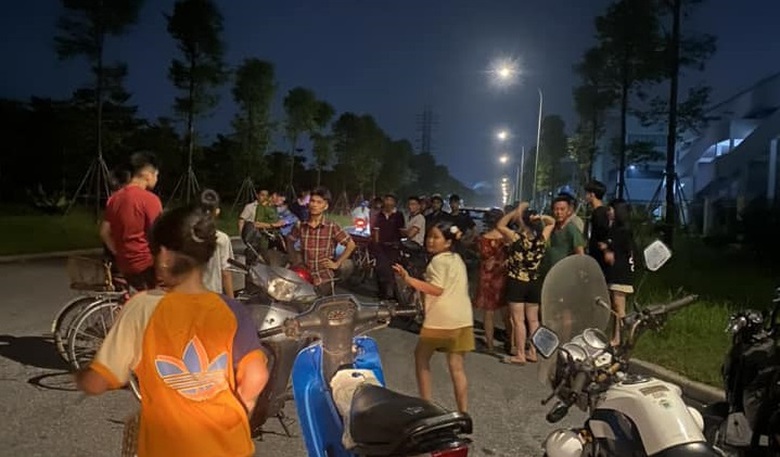 Tai nạn xe m&aacute;y tr&ecirc;n đường đi l&agrave;m về, chồng chết, vợ đang mang bầu được đưa đi cấp cứu- Ảnh 1.