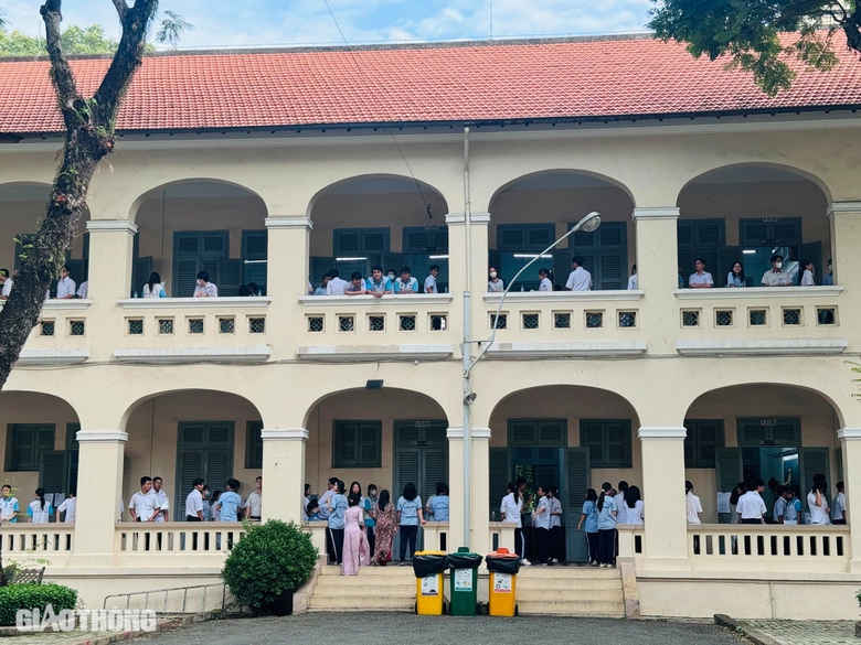TP.HCM: Th&iacute; sinh rạng rỡ, tự tin bước v&agrave;o m&ocirc;n thi tốt nghiệp THPT đầu ti&ecirc;n- Ảnh 1.
