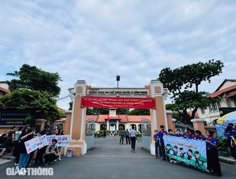 TP.HCM: Th&iacute; sinh rạng rỡ, tự tin bước v&agrave;o m&ocirc;n thi tốt nghiệp THPT đầu ti&ecirc;n- Ảnh 3.