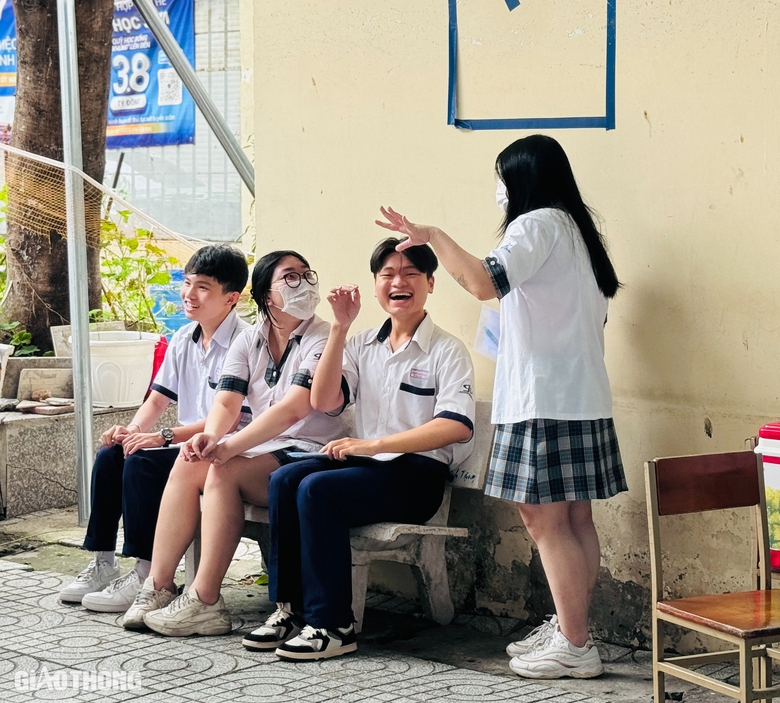 TP.HCM: Th&iacute; sinh rạng rỡ, tự tin bước v&agrave;o m&ocirc;n thi tốt nghiệp THPT đầu ti&ecirc;n- Ảnh 8.