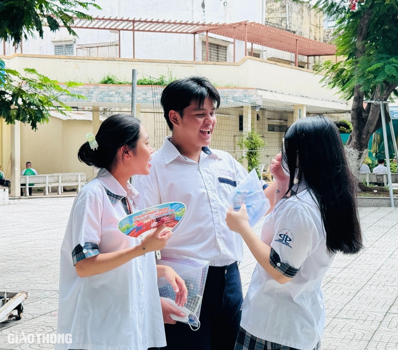 TP.HCM: Th&iacute; sinh rạng rỡ, tự tin bước v&agrave;o m&ocirc;n thi tốt nghiệp THPT đầu ti&ecirc;n- Ảnh 9.