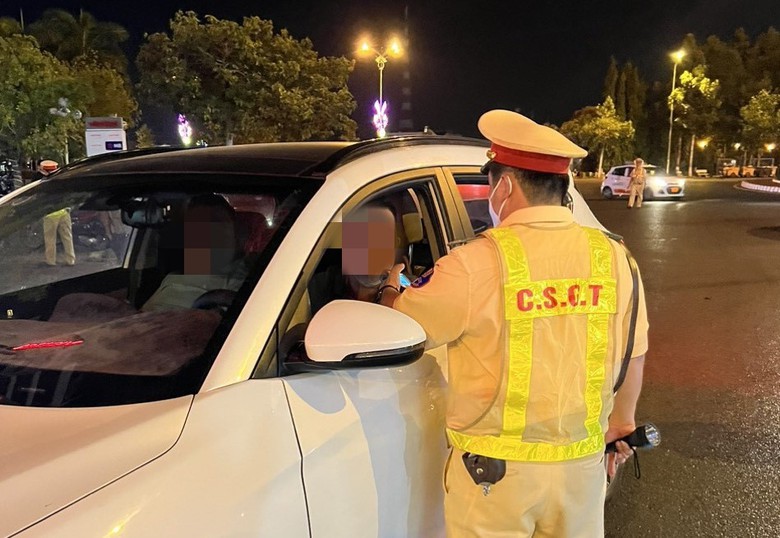CSGT B&igrave;nh Thuận ph&aacute;t hiện nhiều t&agrave;i xế dương t&iacute;nh với ma t&uacute;y- Ảnh 1.