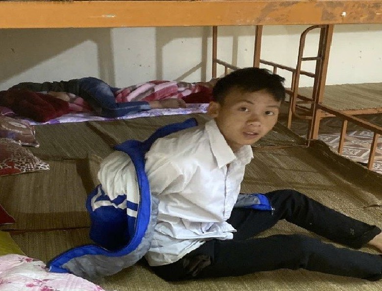 Thầy c&ocirc; v&agrave;o bản l&uacute;c nửa đ&ecirc;m đ&oacute;n học tr&ograve; đi thi tốt nghiệp- Ảnh 1.