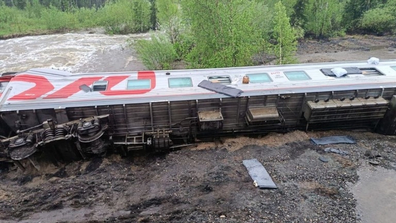 9 toa t&agrave;u chở kh&aacute;ch Nga trật đường ray, &iacute;t nhất 70 người bị thương- Ảnh 1.