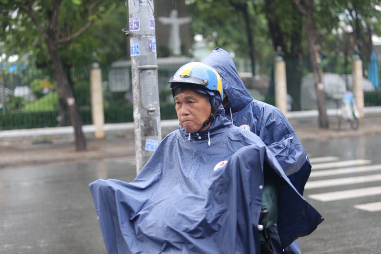 Th&iacute; sinh đội mưa tất tả tới điểm thi tốt nghiệp THPT ở TP.HCM- Ảnh 1.